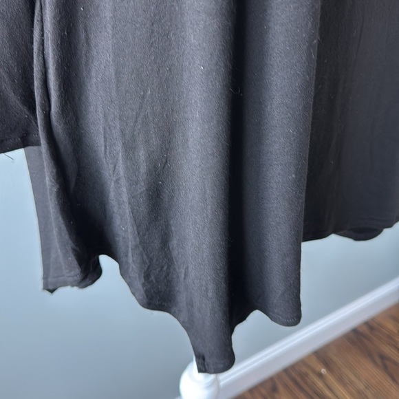 F.H. Clothing co .  Black cold shoulder tunic size 1X - Picture 4 of 8